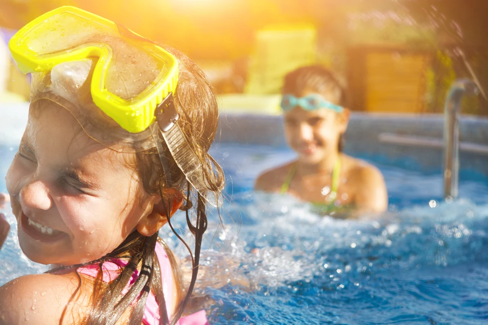 Portrait belle jeune femme asiatique se détendre autour de la piscine pour des vacances de loisirs
