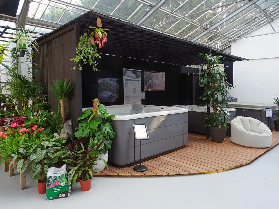 Vignoble en automne avec rang&eacute;es de vignes aux feuillages dor&eacute;s et jaunis, paysage vallonn&eacute; en arri&egrave;re-plan sous ciel nuageux