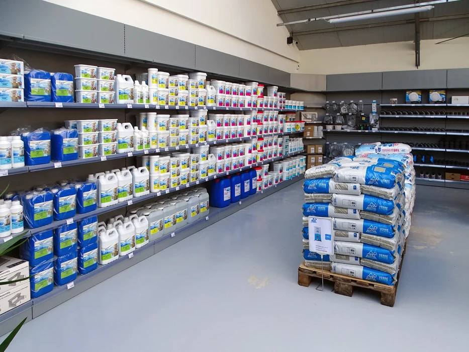 Plage tropicale avec bouteille en verre transparent contenant un message "2021" sur papier blanc, plantée dans le sable fin doré