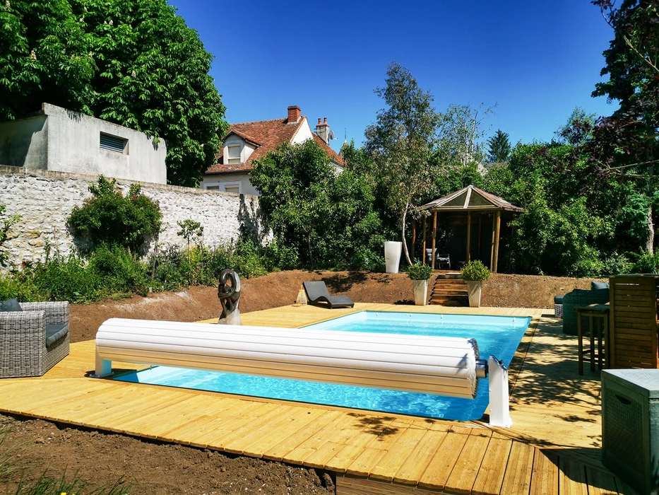 Scène de plage estivale en vue aérienne avec parasol rayé orange et blanc installé sur sable blanc