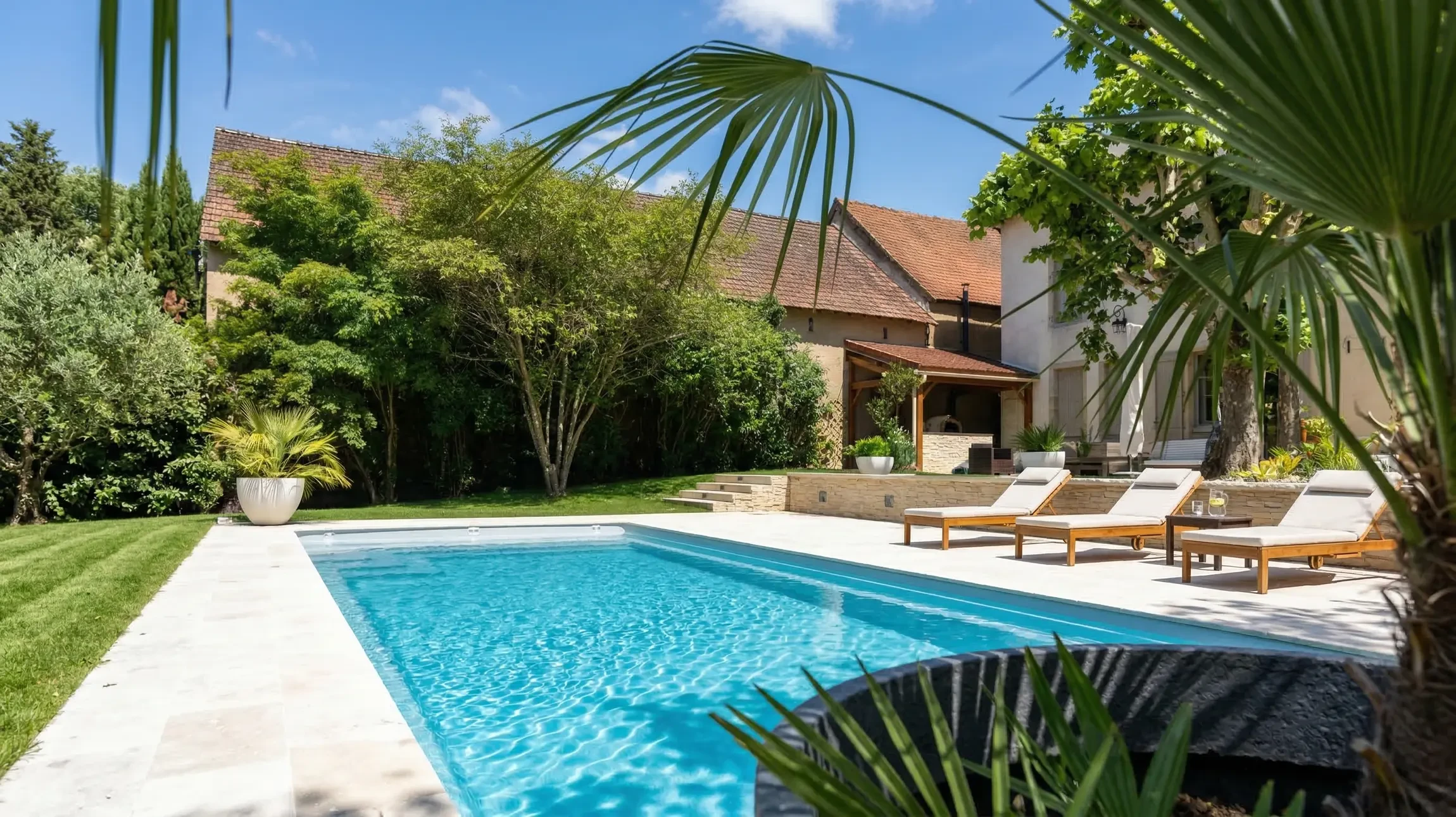 Construction d'une piscine en b&eacute;ton arm&eacute; en cours de r&eacute;alisation
