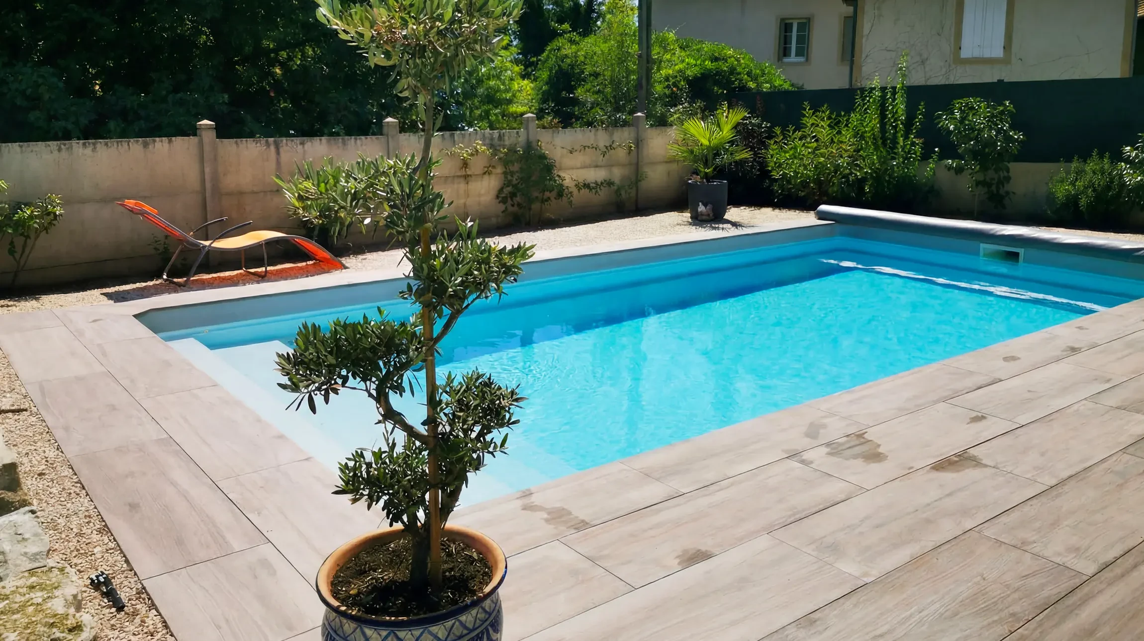 Enfants jouant dans la piscine