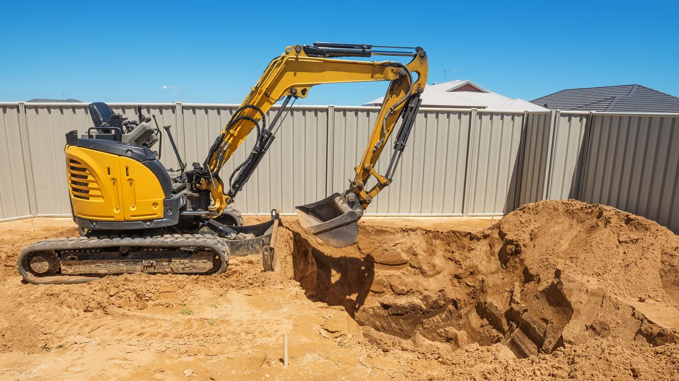 Des travaux d'excavation pour l'installation d'une piscine