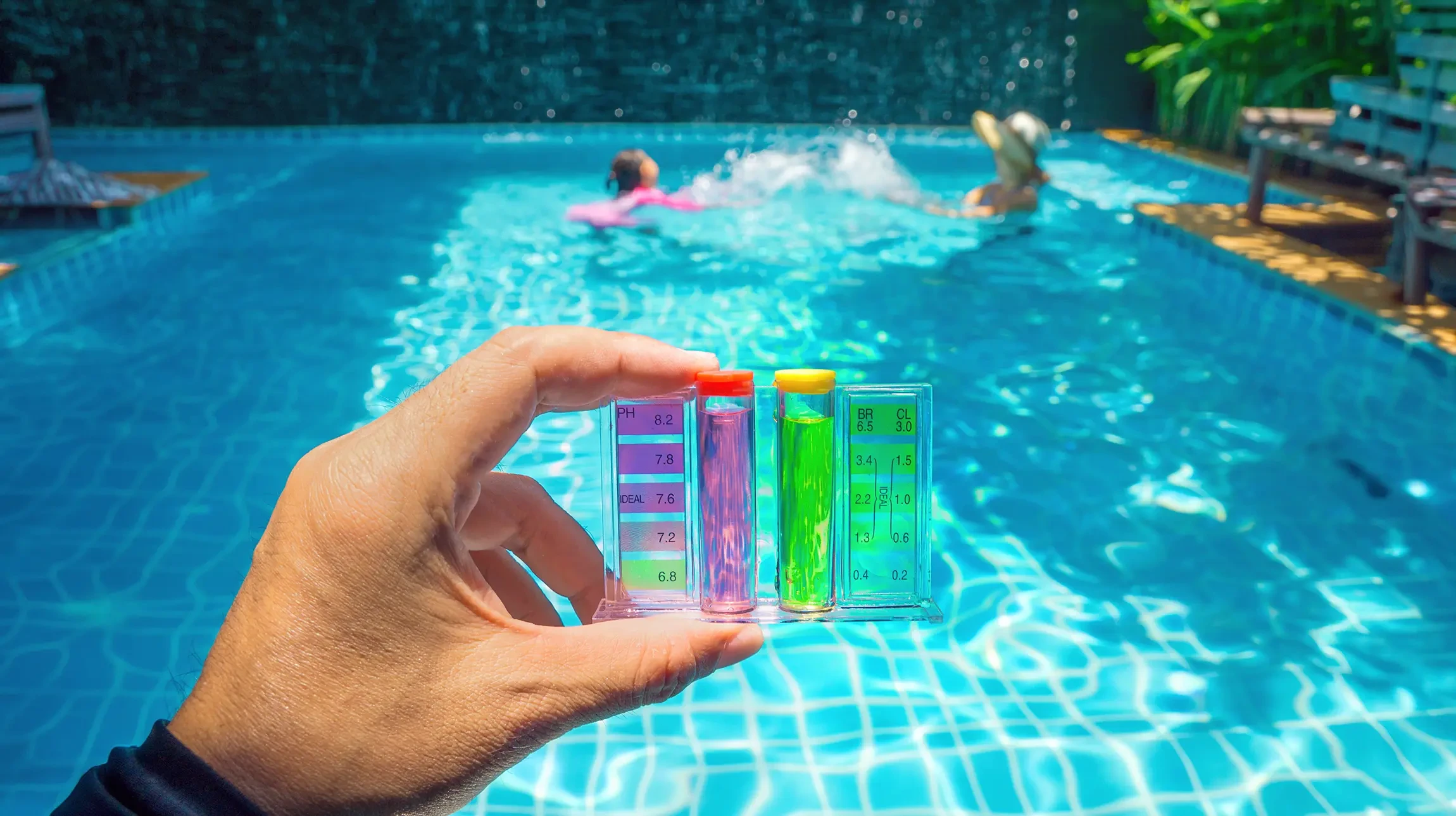 Sc&egrave;ne d'&eacute;t&eacute; ludique avec bou&eacute;es gonflables flamants roses, canards en plastique jaune et balles de plage ray&eacute;es flottant sur fond jaune vif