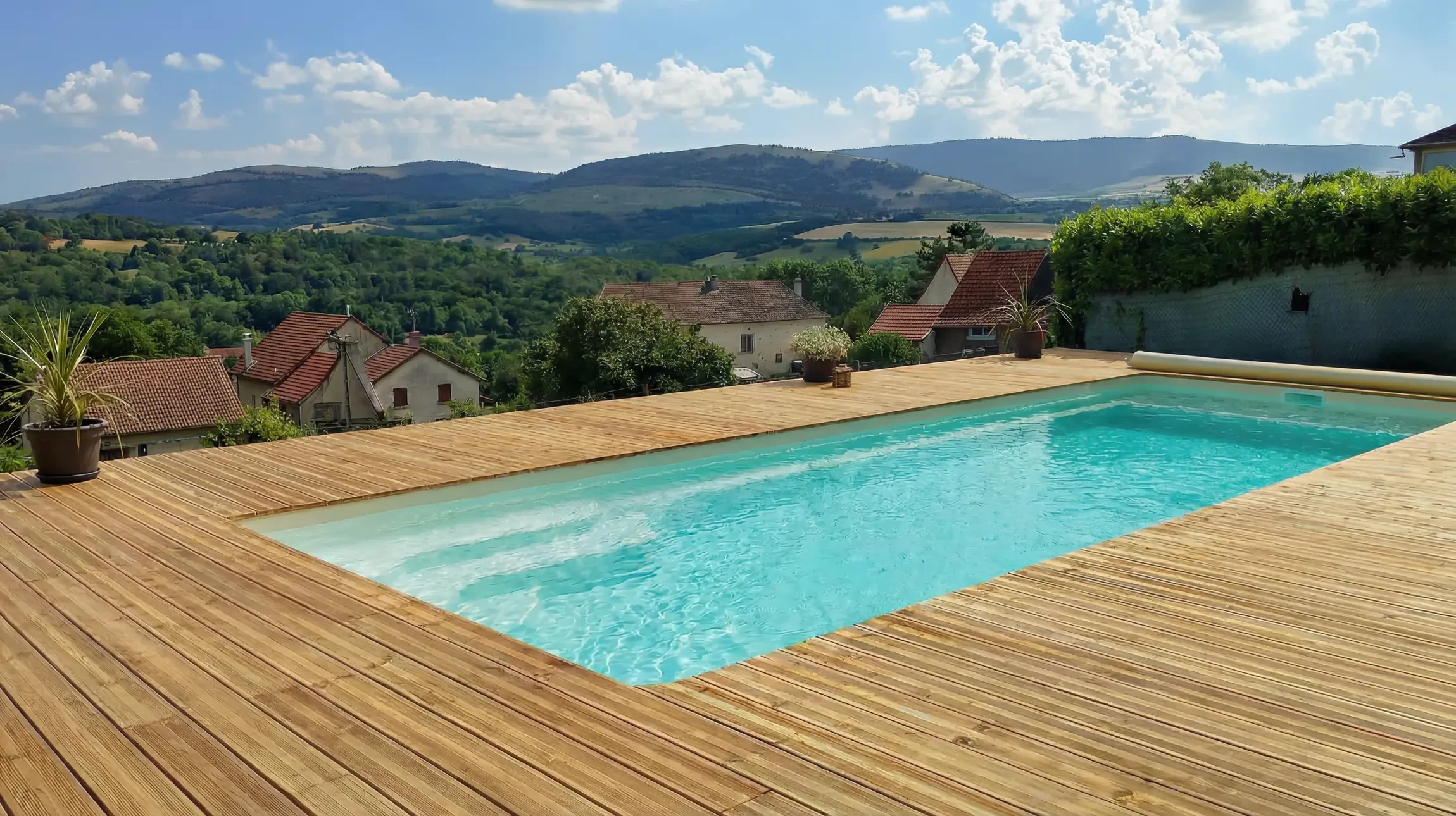 Couple en maillots de bain allong&eacute; sur plage de sable blanc, bras &eacute;cart&eacute;s, face &agrave; oc&eacute;an turquoise avec &icirc;le montagneuse &agrave; l'horizon