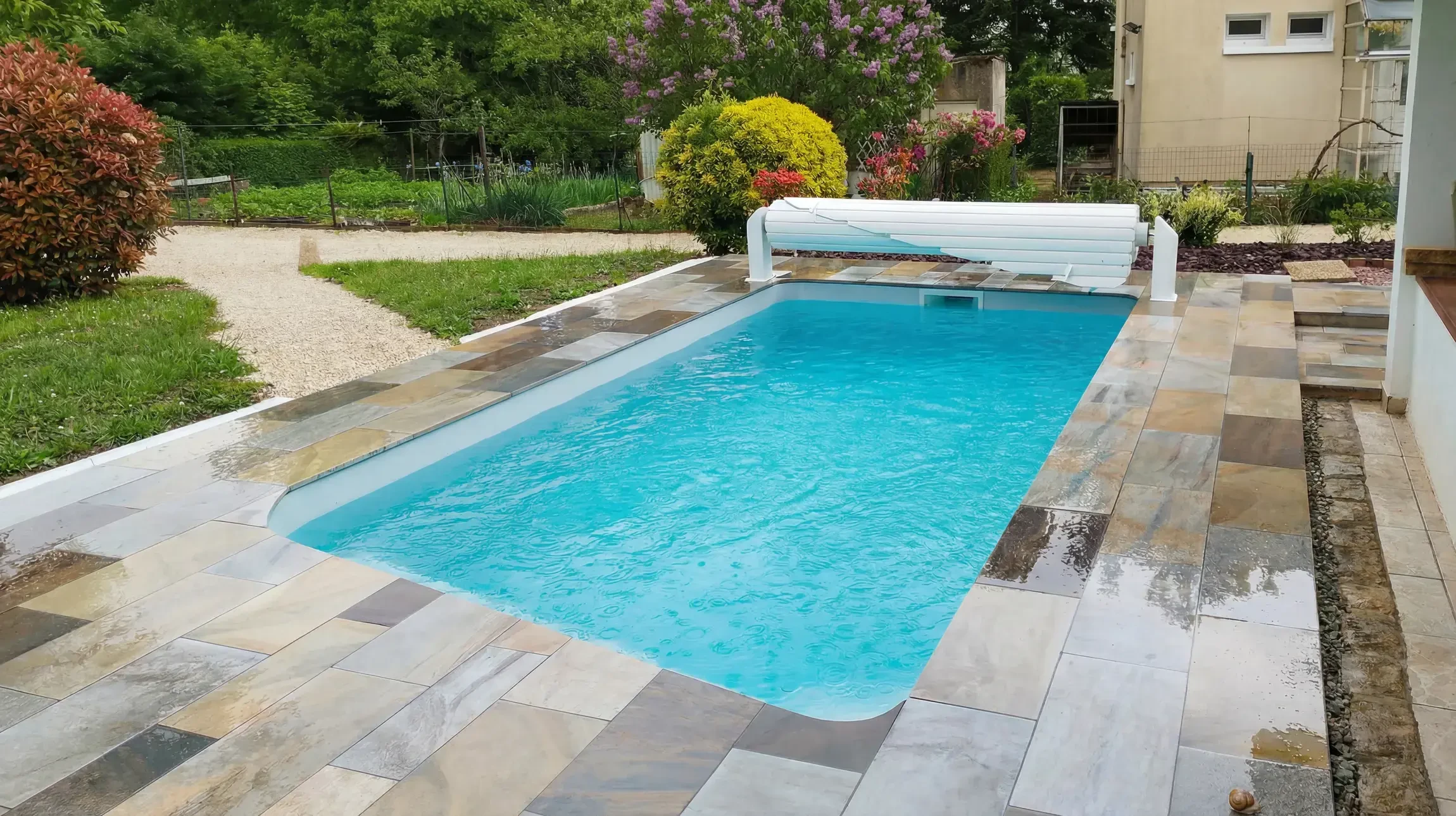 Piscine ext&eacute;rieure avec eau cristalline turquoise sous soleil &eacute;clatant